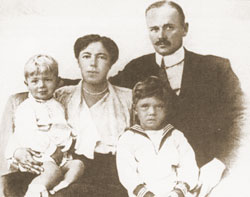 Ольга Александровна Романова-Куликовская с мужем и сыновьями