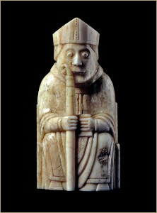 шахматная фигура слон выполнена в виде епископа